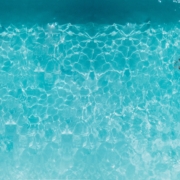 Schwimmbad Mann schwimmen AquaTec