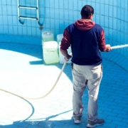Pool Reinigung Mann Blau Fliesen