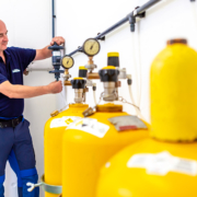 Chlorflschen Mann Techniker AquaTec