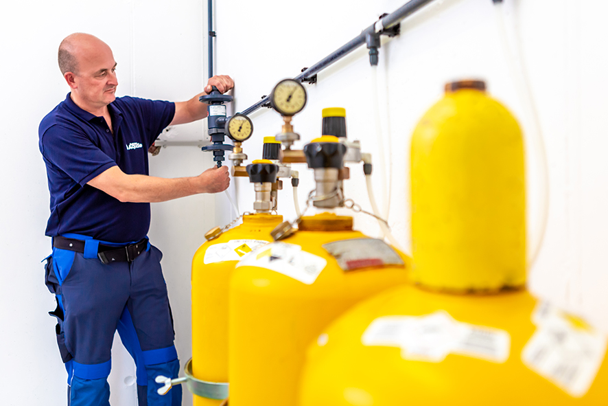 Chlorflschen Mann Techniker AquaTec