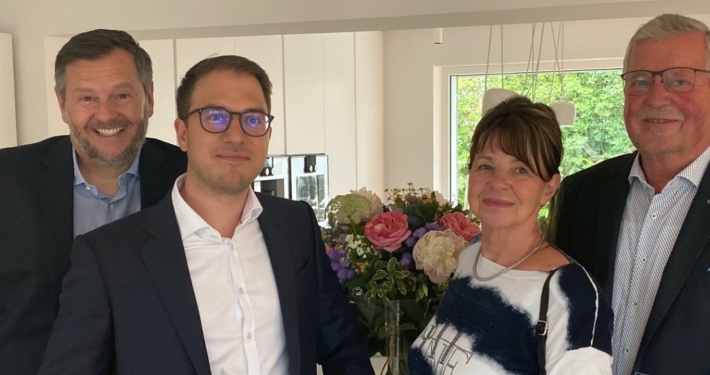 Gruppen Bild Blumen Männer Frau