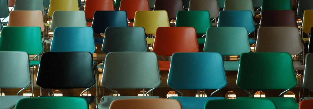 Stühle bunt Saal