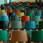 Stühle bunt Saal