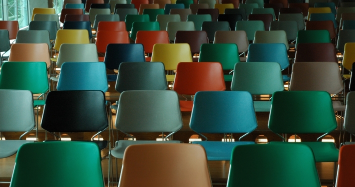 Stühle bunt Saal